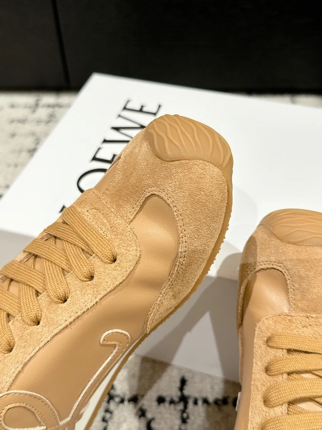 👟👟Ex-factory price 620👟👟 #couples model Top version LOEWE 25/ Latest catwalk model Ballet Runner 2.0. Couple model Ballet Casual Sports Shoes Moral Training Shoes Forrest Gump Shoes Original purchase and development Production Fabric matching Repeated selection of materials Nylon and calfskin leather sneakers featuring an asymmetric toe design, sock-like internal construction, and lightweight rubber outsole extending to the toe. ✔️Fabric: original customized imported first-layer cowhide ✔️Lining: imported soft sheepskin + mesh lining ✔️Sole: original molded anti-slip rubber material ✔️Sole thickness: increased by 2.5CM ✔️Size: #35-45 (45 for women, 45 for men, custom-made, non-refundable)